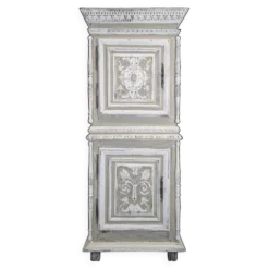 Homme debout de style Henri II en chêne sculpté patiné gris