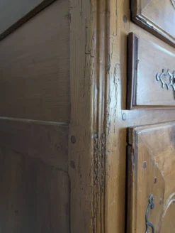 Homme debout Louis XV en merisier sculpté et marqueté d'une étoile