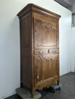 Homme debout Louis XV en merisier sculpté et marqueté d'une étoile