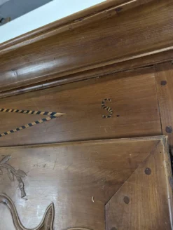 Homme debout Louis XV en merisier sculpté et marqueté d'une étoile