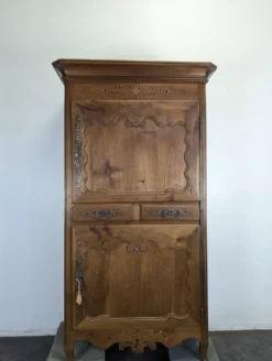 Homme debout Louis XV en merisier sculpté et marqueté d'une étoile