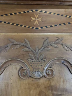 Homme debout Louis XV en merisier sculpté et marqueté d'une étoile