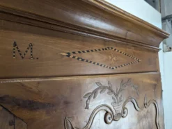 Homme debout Louis XV en merisier sculpté et marqueté d'une étoile