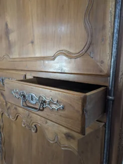 Homme debout Louis XV en merisier sculpté et marqueté d'une étoile
