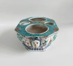 Huilier-vinaigrier en faïence de Rouen à décor au Chinois – XVIIIe siècle