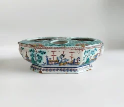 Huilier-vinaigrier en faïence de Rouen à décor au Chinois – XVIIIe siècle