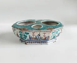 Huilier-vinaigrier en faïence de Rouen à décor au Chinois – XVIIIe siècle