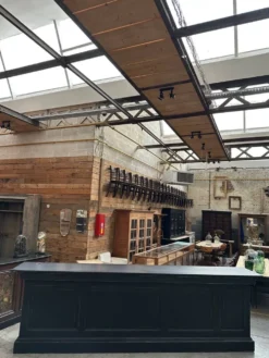 Immense comptoir de bar recouvert d’une pierre bleue