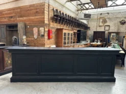 Immense comptoir de bar recouvert d’une pierre bleue