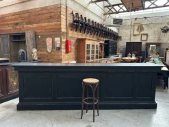Immense comptoir de bar recouvert d’une pierre bleue