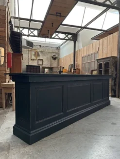 Immense comptoir de bar recouvert d’une pierre bleue
