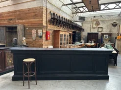 Immense comptoir de bar recouvert d’une pierre bleue