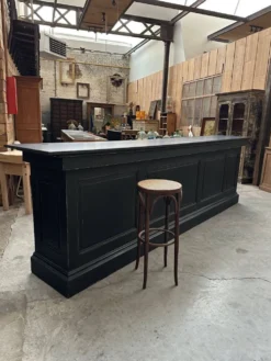 Immense comptoir de bar recouvert d’une pierre bleue