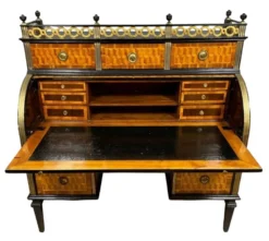 Important Bureau a Cylindre époque Louis XVI en marquéterie