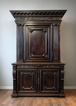 Important Cabinet Style Renaissance En Noyer