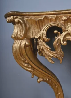 Importante console d’applique en bois doré, style Louis XV – Milieu XXe
