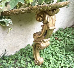 Importante, paire de consoles en bois et stuc doré de style Louis XV.XIX em