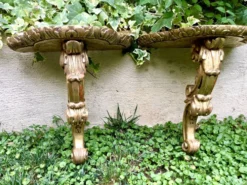 Importante, paire de consoles en bois et stuc doré de style Louis XV.XIX em