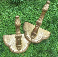 Importante, paire de consoles en bois et stuc doré de style Louis XV.XIX em