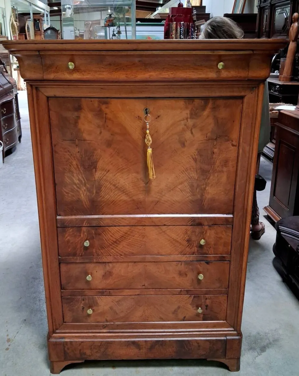 Important secrétaire a doucine époque Louis Philippe en noyer, XIXe siècle