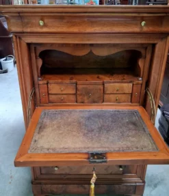 Important secrétaire a doucine époque Louis Philippe en noyer, XIXe siècle