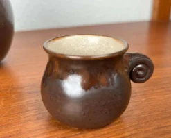 Jarre en céramique de studio allemande Mid-Century Modern avec tasses par Melitta Teubner, années 1960, ensemble de 4