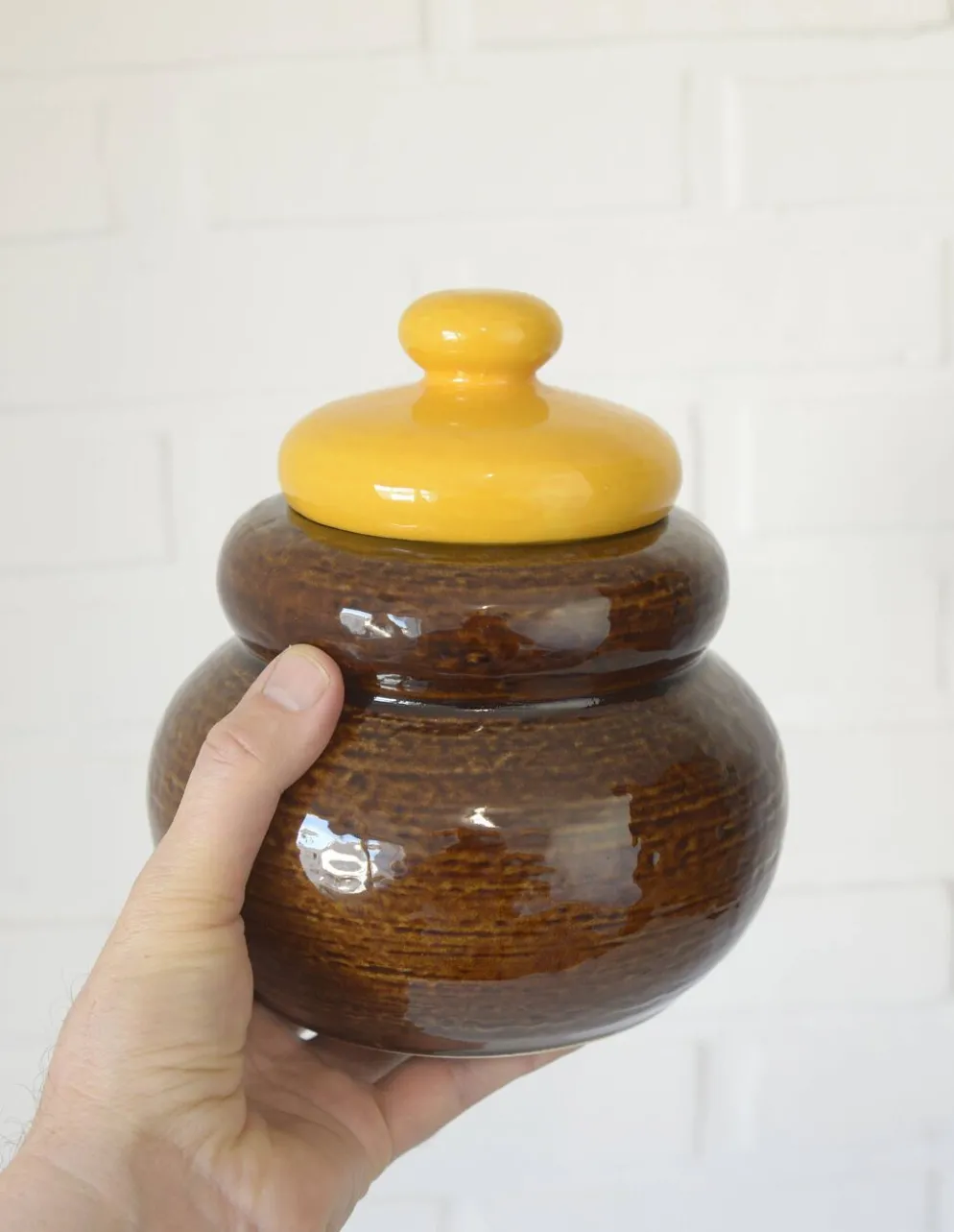 Jarre en céramique vintage faite à la main / Poterie rétro marron et jaune pour la cuisine