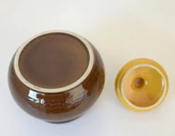 Jarre en céramique vintage faite à la main / Poterie rétro marron et jaune pour la cuisine