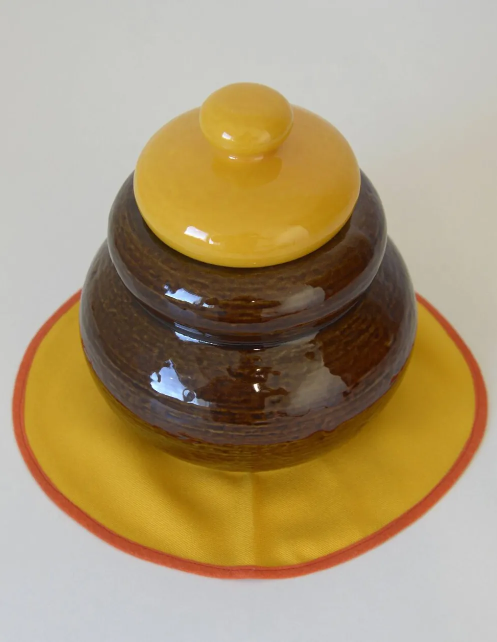 Jarre en céramique vintage faite à la main / Poterie rétro marron et jaune pour la cuisine