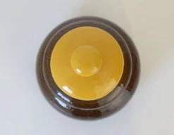 Jarre en céramique vintage faite à la main / Poterie rétro marron et jaune pour la cuisine