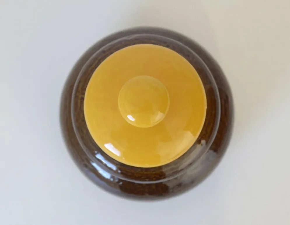 Jarre en céramique vintage faite à la main / Poterie rétro marron et jaune pour la cuisine