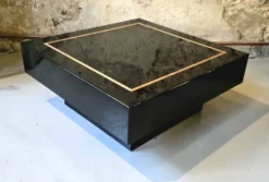 Jean-Claude Mahey, attribuée à – Table basse carrée en laque noire et laito