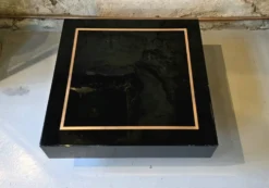 Jean-Claude Mahey, attribuée à – Table basse carrée en laque noire et laito