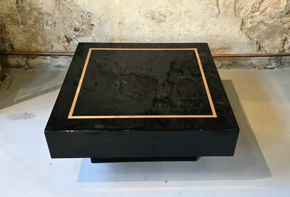 Jean-Claude Mahey, attribuée à – Table basse carrée en laque noire et laito