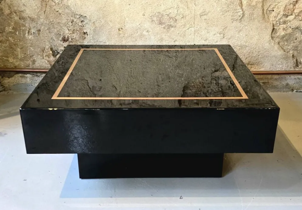Jean-Claude Mahey, attribuée à – Table basse carrée en laque noire et laito