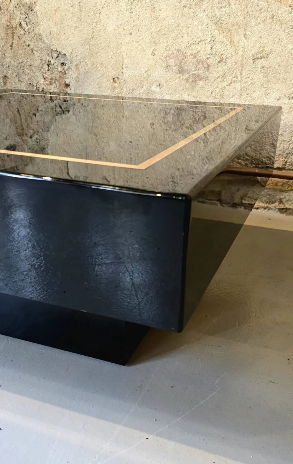 Jean-Claude Mahey, attribuée à – Table basse carrée en laque noire et laito