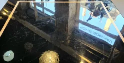 Jean-Claude Mahey, attribuée à – Table basse carrée en laque noire et laito