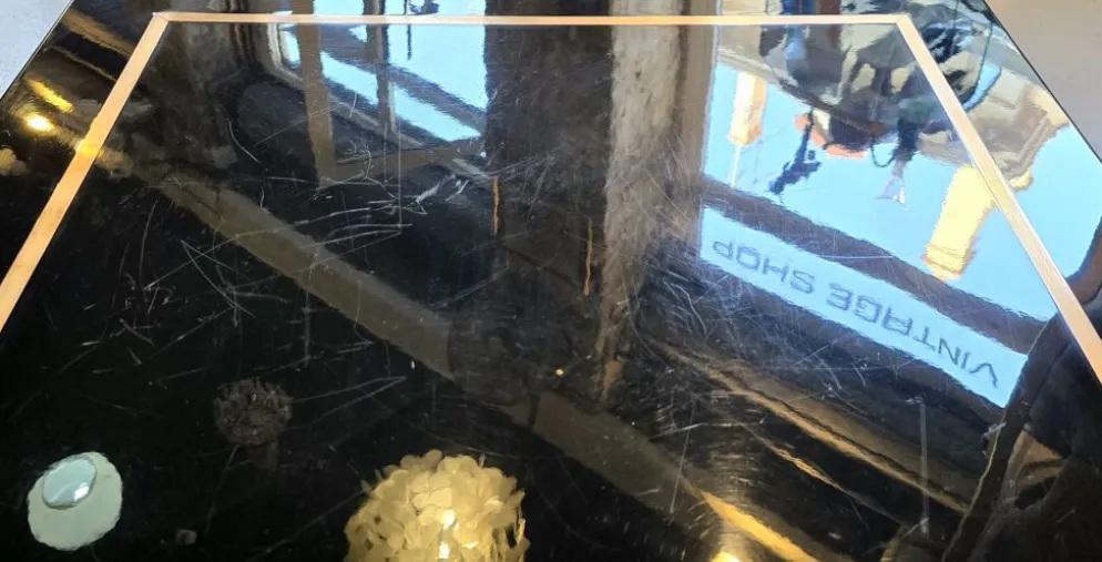 Jean-Claude Mahey, attribuée à – Table basse carrée en laque noire et laito