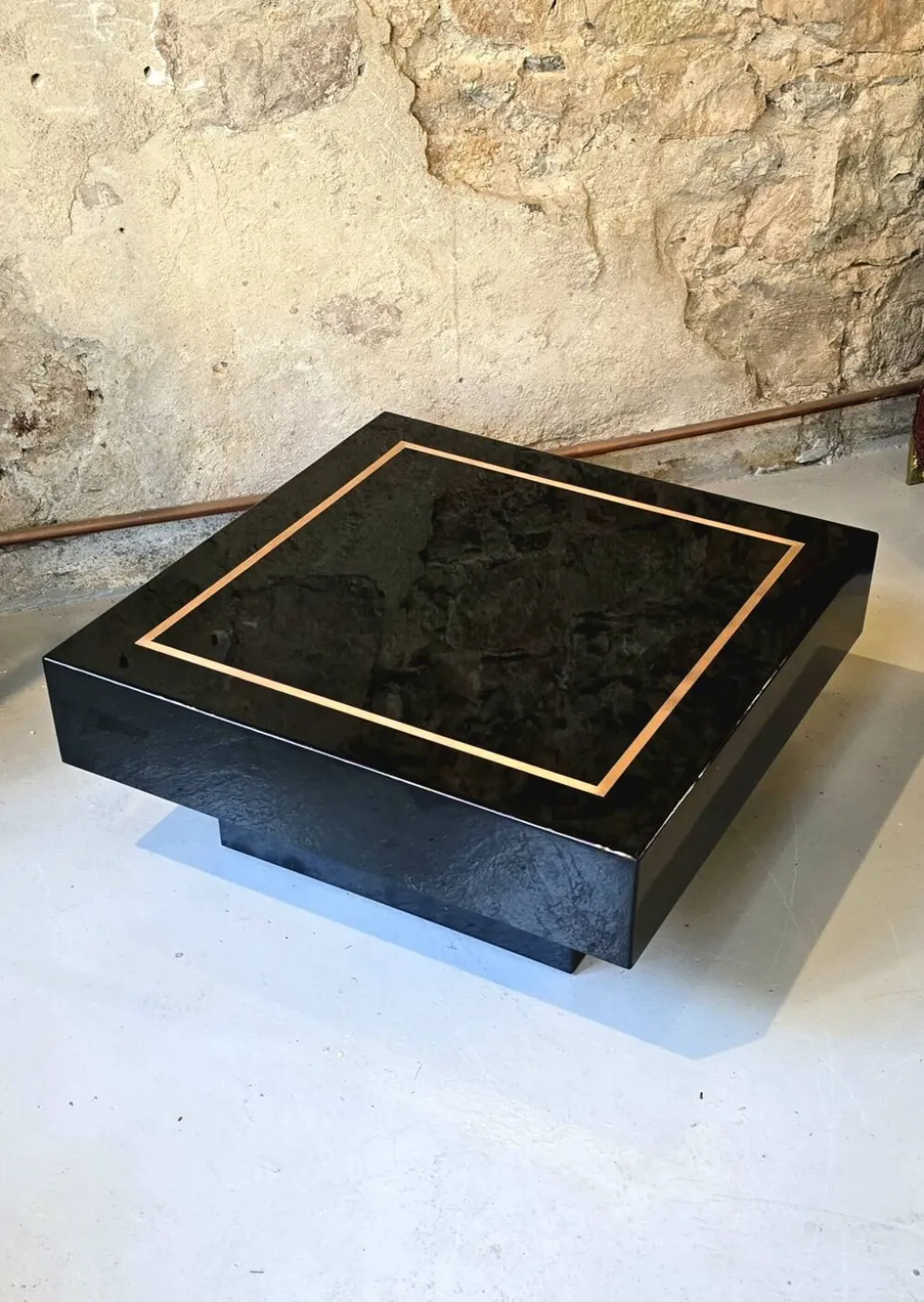 Jean-Claude Mahey, attribuée à – Table basse carrée en laque noire et laito