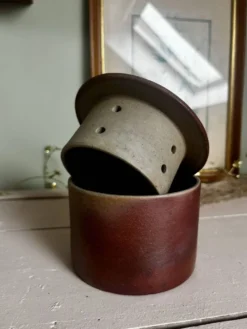Joli beurrier à eau en grès couleur sable marron