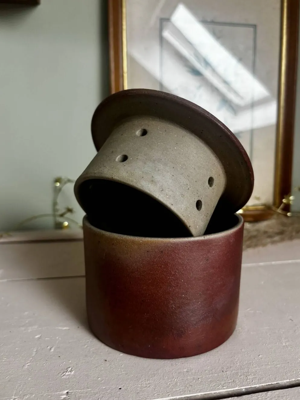 Joli beurrier à eau en grès couleur sable marron