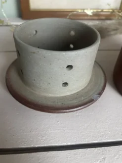 Joli beurrier à eau en grès couleur sable marron
