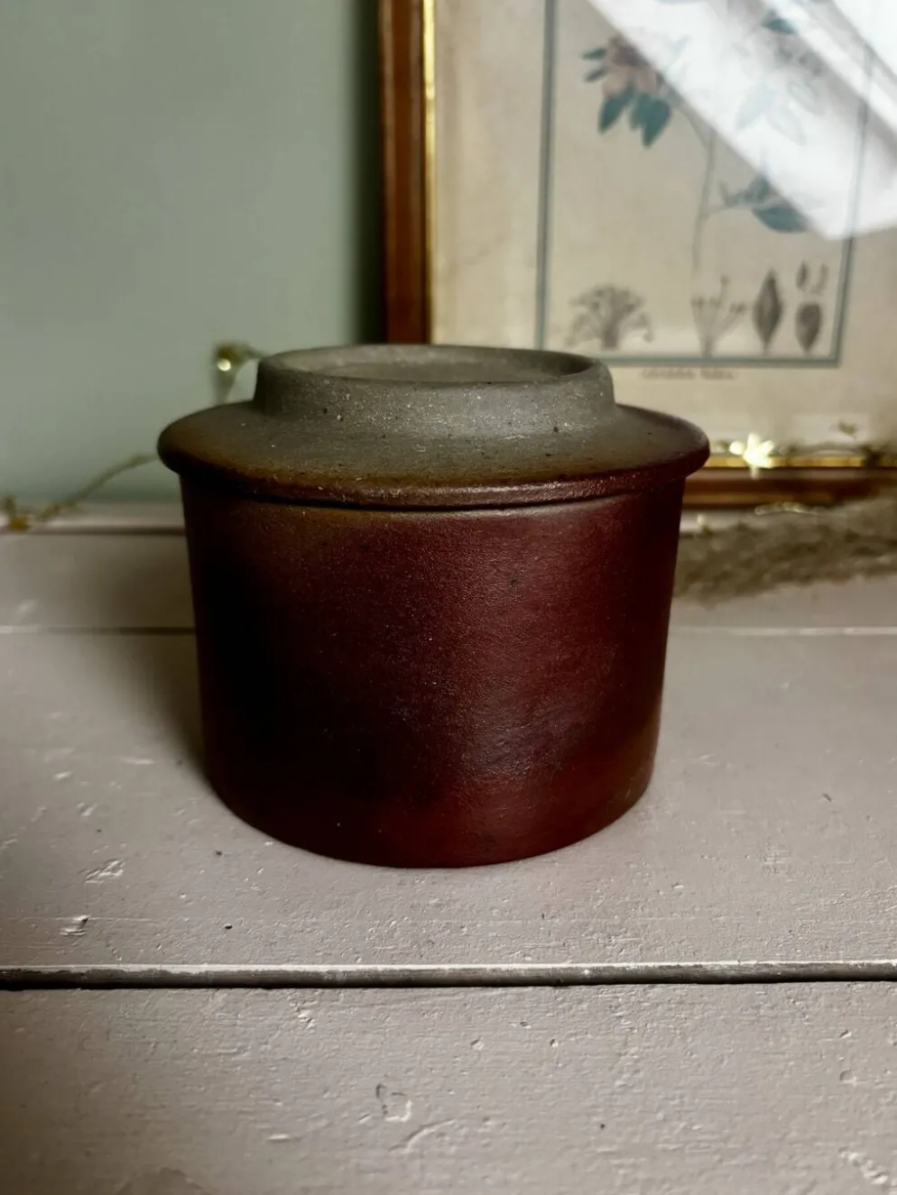 Joli beurrier à eau en grès couleur sable marron