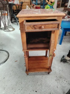 Joli chevet ancien en noyer et plateau de marbre fin XIXe