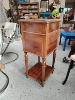 Joli chevet ancien en noyer et plateau de marbre fin XIXe