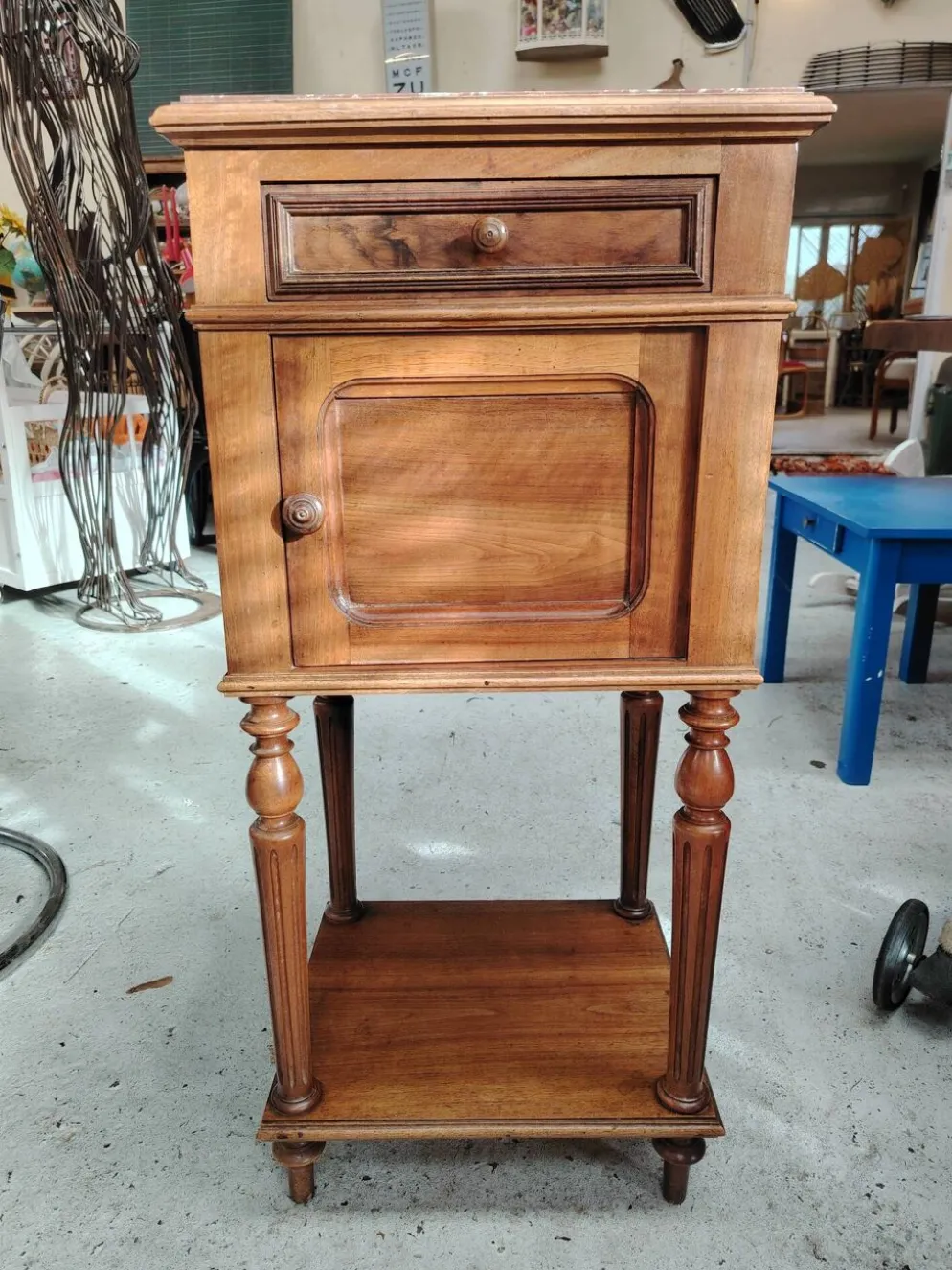 Joli chevet ancien en noyer et plateau de marbre fin XIXe