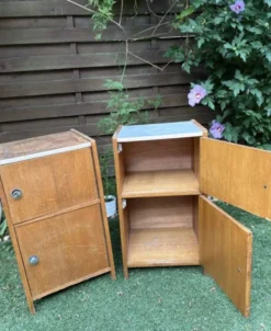 2 jolies tables de chevet vintage en bois