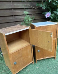 2 jolies tables de chevet vintage en bois