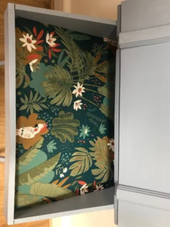 Joli pupitre / bureau d’enfant en bois