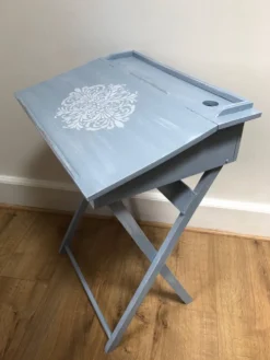 Joli pupitre / bureau d’enfant en bois